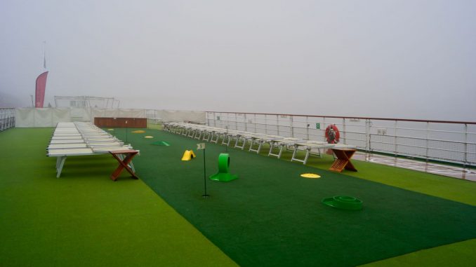 Blick über das Sonnendeck mit Putting Green