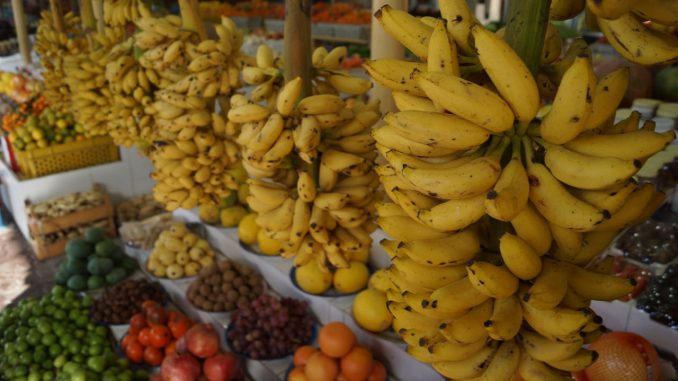 Frische Früchte auf dem Markt am Straßenrand