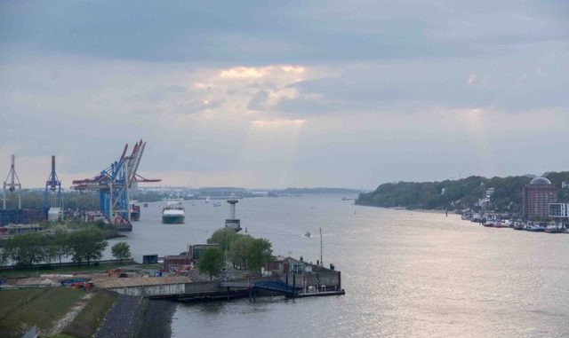 Wunderschöne Lichtstimmung beim Auslaufen aus Hamburg