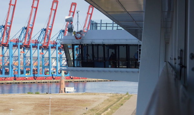 Ausblick vom Balkon auf die Brücke und den Hamburger Hafen