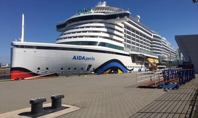 AIDAperla an ihrem Liegeplatz am Cruise Center Steinwerder