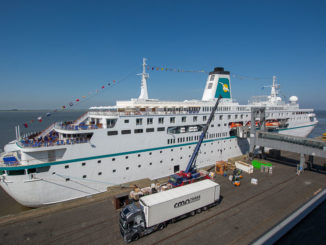 Die MS Deutschland an der Columbuskaje in Bremerhaven