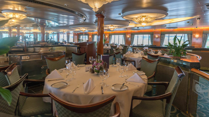 Der größere Teil des Hauptrestaurants auf der MS Prinsendam/ MS Amera