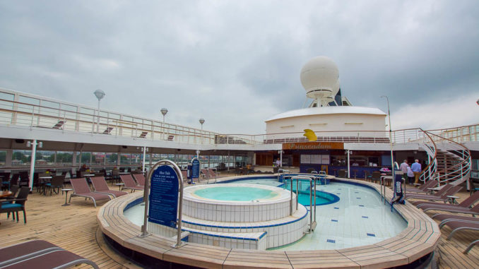 Das Pooldeck der MS Prinsendam