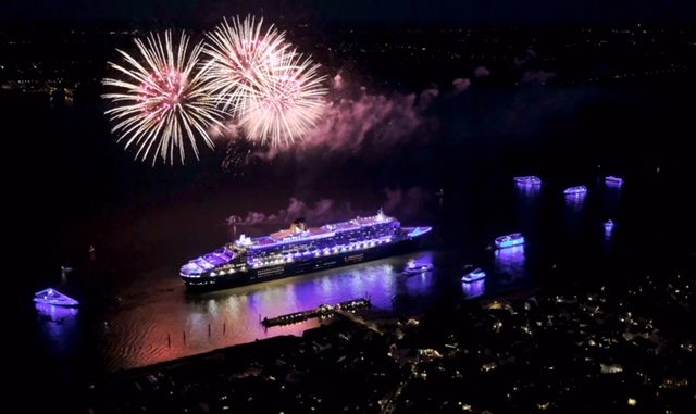 Feuerwerk über der blau illuminierten Queen Mary 2. Foto Michael Zapf