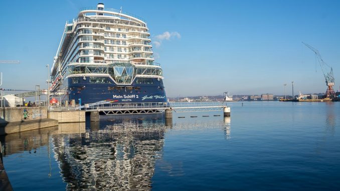 Die neue Mein Schiff 2 lag zur Endausrüstung am Kieler Ostseekai