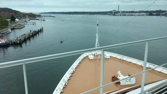 Ausblick von der Brücke der Zuiderdam auf den Kieler Hafen