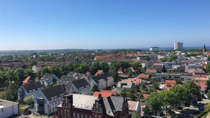 Vom Liegeplatz aus hat man die perfekte Aussicht auf Warnemünde