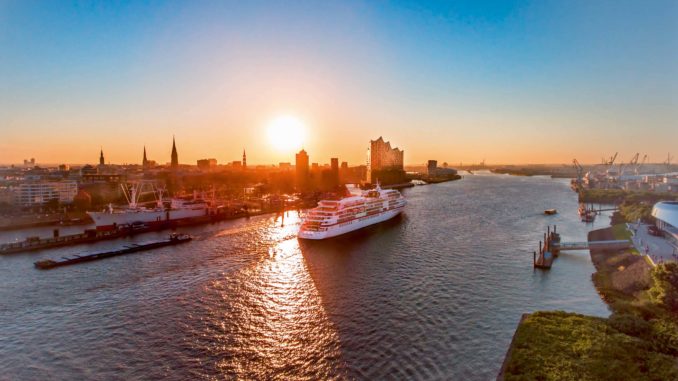 Die MS Europa im Hamburger Hafen. Foto: Hapag Lloyd Cruises