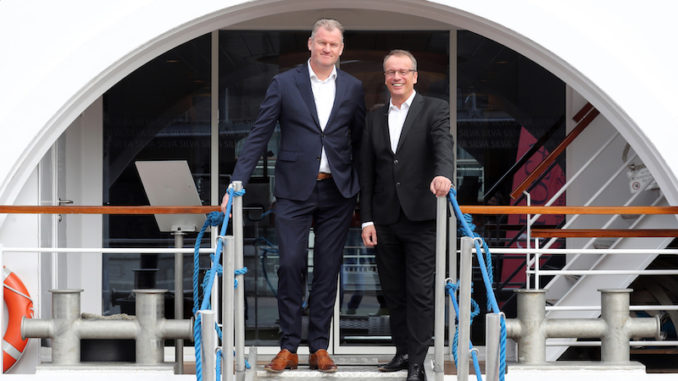 Simon Provoost (l.), Geschäftsführer der Concordia Damen Werft, und Jörg Eichler (r.), Geschäftsführer und Gesellschafter der A-ROSA Flussschiff GmbH, haben für den A-ROSA Neubau zahlreiche Innovationen entwickelt. Foto: A-ROSA/Tom Kohler