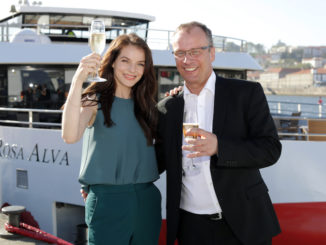 Taufpatin Yvonne Catterfeld und Jörg Eichler, Geschäftsführer und Gesellschafter der AROSA Flussschiff GmbH vor der A-ROSA Alva. Foto: A-ROSA/ Tom Kohler