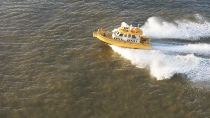 Ein Lotsenboot in voller Fahrt bei der Einfahrt in Rotterdam