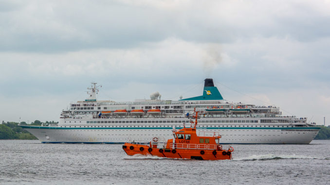 Lotsenboot in Kiel vor der MS Astor kurz hinter der Schleuse Holtenau