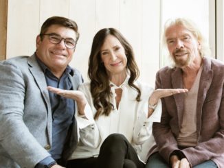 Wendy Williams zwischen Tom McAlpin und Richard Branson. Foto: Virgin Voyages