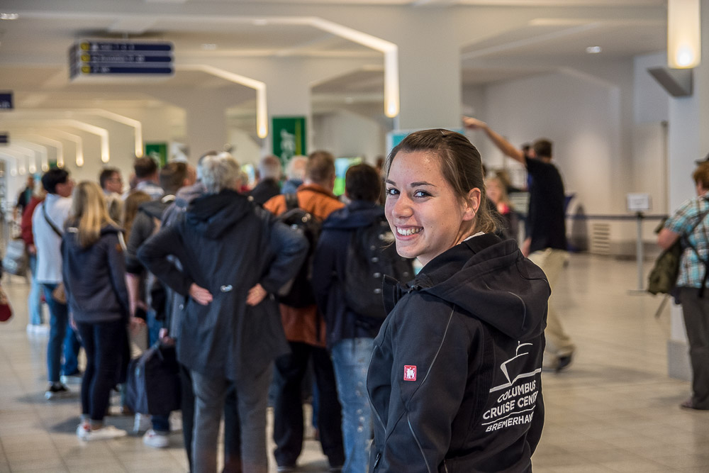 Das Lachen verrät es: Laura liebt ihren Job als Terminalmanagerin