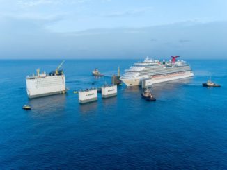 Die Carnival Vista fährt in ihr schwimmendes Dock. Foto: Carnival Cruise Line