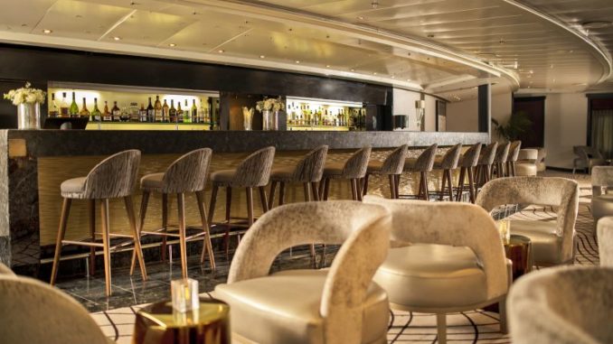 Die Stars Lounge zeigt sich nun in Goldtönen. Foto: Regent Seven Seas Cruises