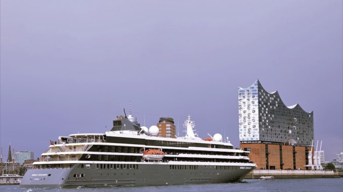 World Explorer vor Elbphilharmonie Hamburg. Foto: nicko cruises