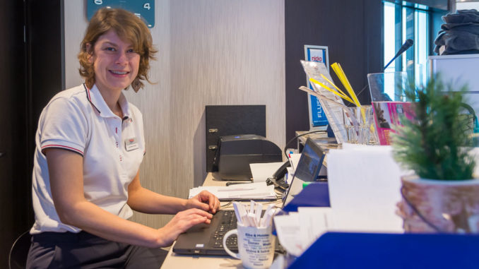 Kreuzfahrtleitung Anette in ihrem Büro an Bord