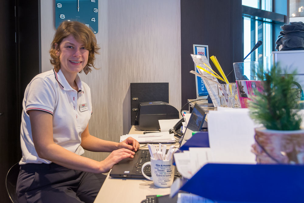 Kreuzfahrtleitung Anette in ihrem Büro an Bord