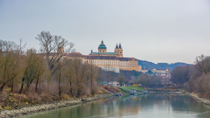 Im Vorbeifahren entdecken wir bereits den Benediktinerstift Melk