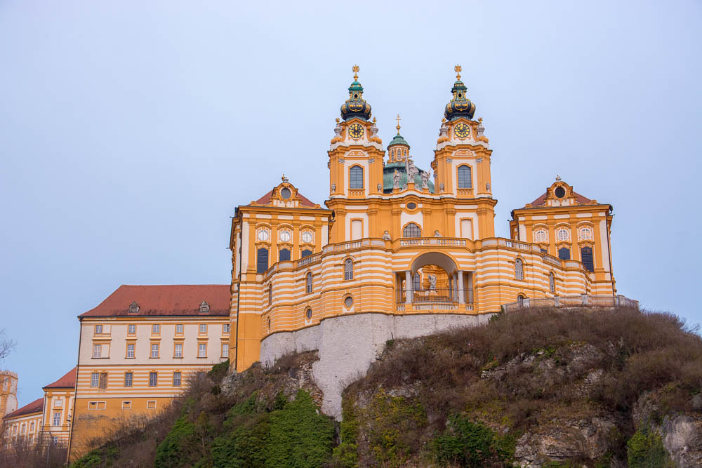 Würdevoll liegt der Benediktinerstift über Melk