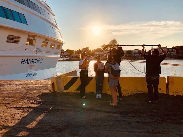 Sarah mit dem Kamerateam von Verrückt nach Meer. Foto: Plantours Kreuzfahrten