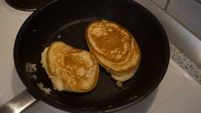 Lasst die Pancakes so lange in der Pfanne, bis sie goldbraun sind