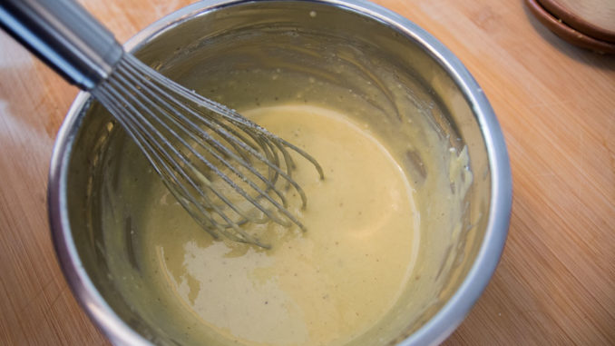 Das fertige Dressing für den Caesar Salad