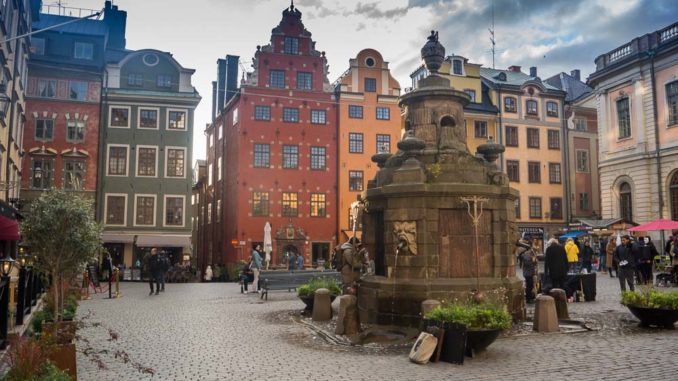 Am Stortorget mit dem Stortorgsbrunnen