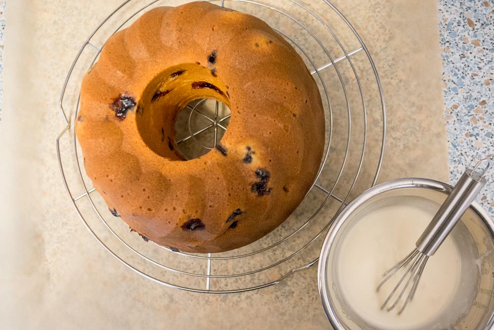 Der Blueberry & Lemon Cake ist bereit für seine Glasur